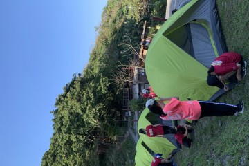 抵達高山森林基地後進行營地建設。