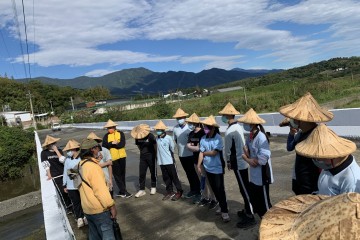 富里在地社會人士帶領學生認識鱉溪生態保育。